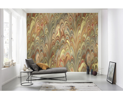 Vardagsrum med mönstrad tapet, soffa och dekoration