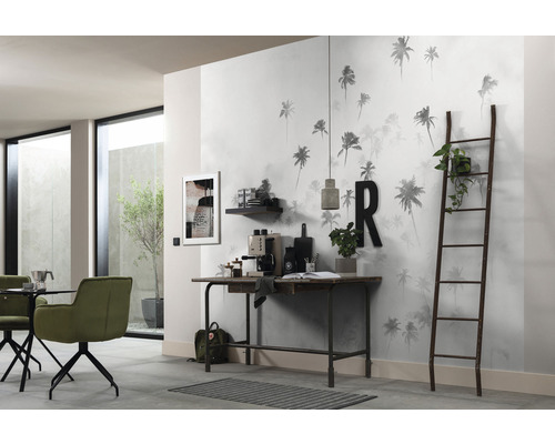 Ljust rum med tapet med palmmönster, skrivbord, hylla, dekoration och stege