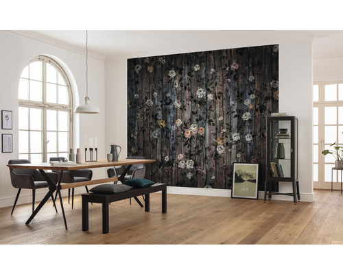 Ljust rum med matplats och fototapet med blommönster på trä