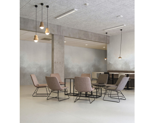Interiör med stolar, bord och pendellampor under ett grått tak
