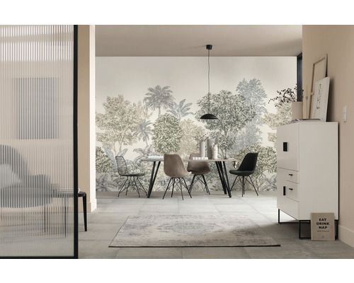 Ljus matplats med tapet med skogsmotiv, matbord med stolar och en vit skänk