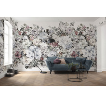 Vardagsrum med blommig fototapet, soffa, golvlampa och trägolv