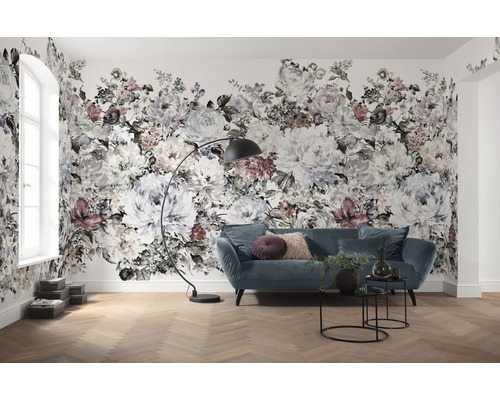 Vardagsrum med blommig fototapet, soffa, golvlampa och trägolv