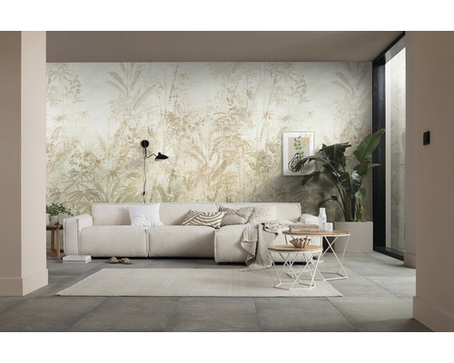 Vardagsrum med soffa, soffbord och väggtapet med växtmönster