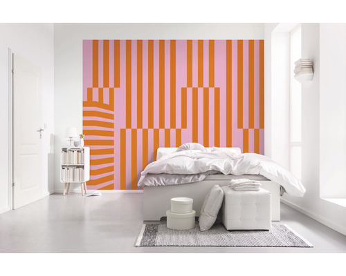 Sovrum med en tapet med ett randigt mönster