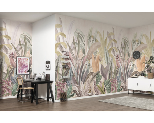 Ljust rum med fototapet med växtmönster, skrivbord och byrå