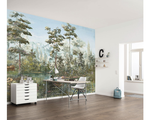 Vardagsrum med fototapet av en skogssjö, skrivbord och rullhurts