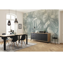 Matsal med matbord, stolar, skänk och bladmotiverad tapet för en ljus och organiserad atmosfär.