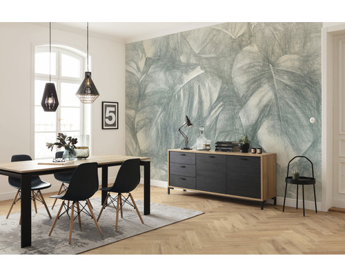 Matsal med matbord, stolar, skänk och bladmotiverad tapet för en ljus och organiserad atmosfär.