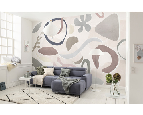 Vardagsrum med soffa, lampa och fototapet med abstrakt mönster