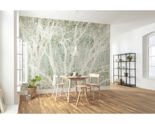 Ljust rum med matbord, stolar, hylla och fototapet med trädmotiv