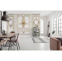 Ljust vardagsrum med matbord, stolar och väggpaneler med dekorativa ornament