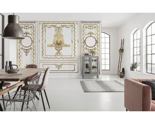 Ljust vardagsrum med matbord, stolar och väggpaneler med dekorativa ornament