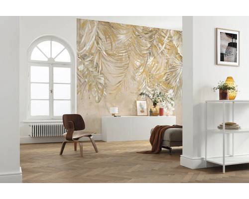 Vardagsrum med fototapet med bladmotiv, fåtölj, fönster och hylla