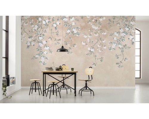 Interiör med fototapet med blommönster, matbord och stolar.