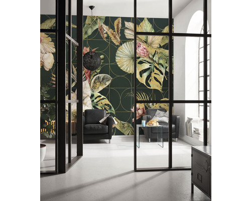 Vardagsrum med blommönstrad tapet, fåtöljer och glasbord