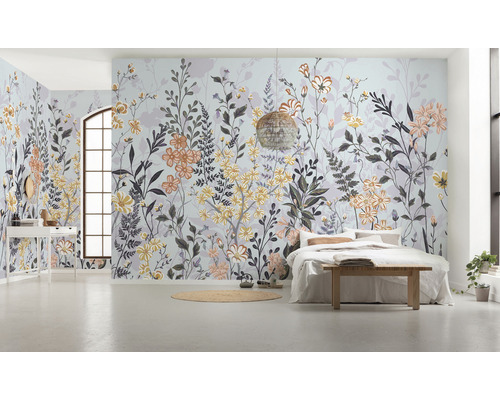 Sovrum med blommig fototapet, säng och ljus inredning