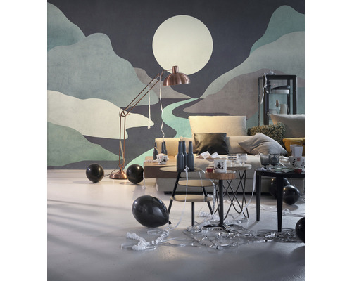 Vardagsrum med tapet, golvlampa, soffa, bord och ballonger