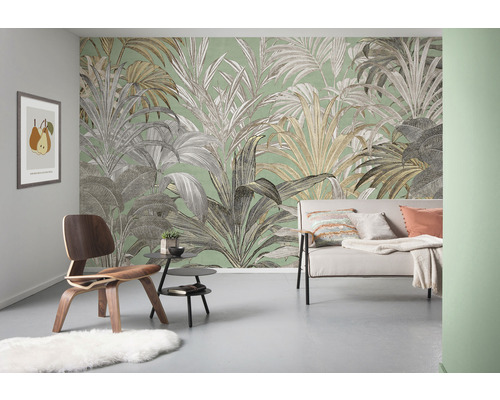 Vardagsrum med soffa, stol och väggtapet med växtmönster