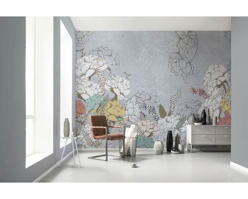 Ljust rum med blommig fototapet, stol och byrå