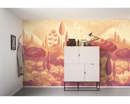 Målad vägg med landskapsmotiv bakom ett vitt skåp