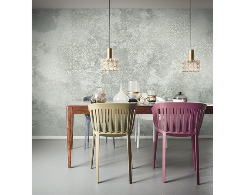 Matsal med matbord, stolar och tapet med mönster