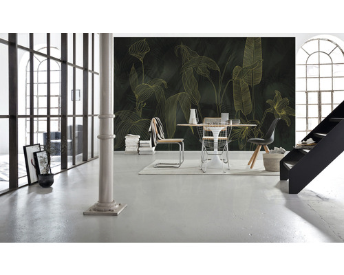 Vardagsrum med väggtapet med växtmotiv och matplatsgrupp