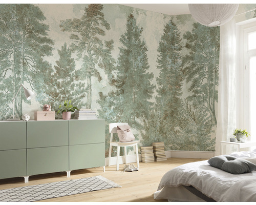 Sovrum med skogstapet, byrå, säng och stol för en naturlig atmosfär