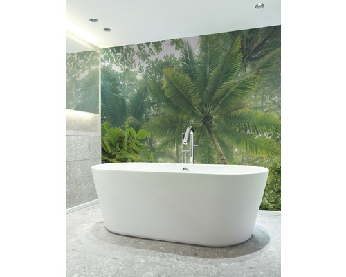 Badrum med fristående badkar och fototapet med palmmotiv