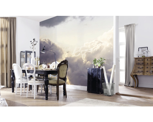 Matsal med molntapet, matbord och möbler för en ljus atmosfär.