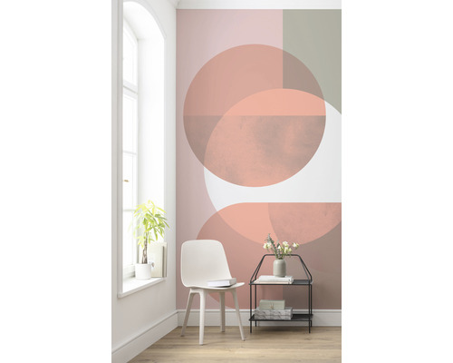 Vardagsrum med grafisk tapet, stol och sidobord