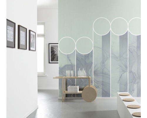 Dekorativ hall med abstrakt väggtapet, sidobord och dekorativa element