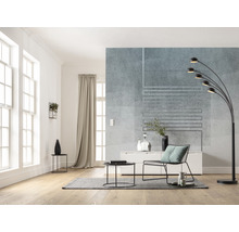 Ljust vardagsrum med fönster, gardin, lampa och möbler
