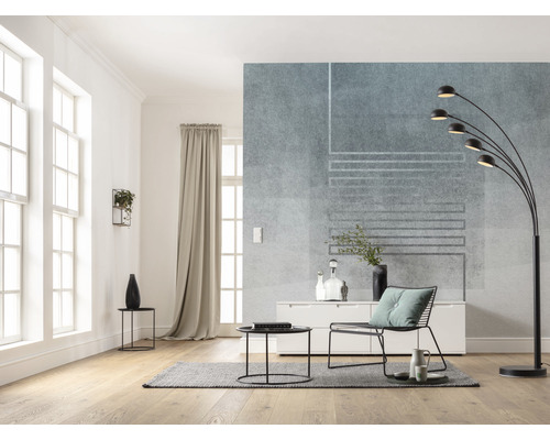 Ljust vardagsrum med fönster, gardin, lampa och möbler