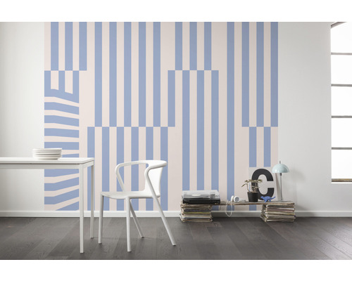 Dekorativ inredning med randig tapet, matbord och stol