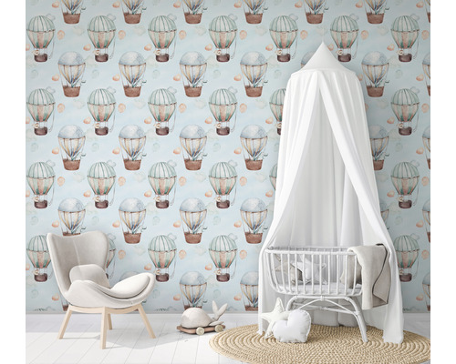Barnrum med tapet med luftballonger, fåtölj och barnsäng