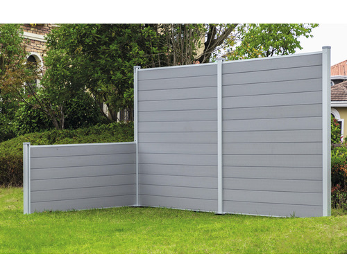 Insynsskydd av trä och metall i trädgården