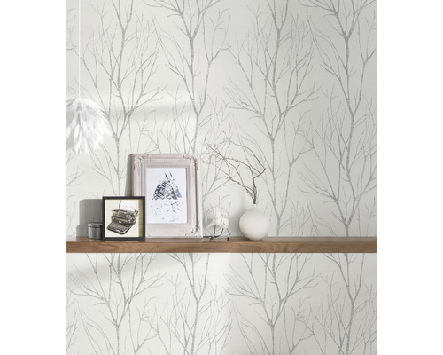 Väggdekoration med tapet med trämotiv, hylla och dekoration