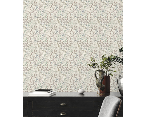 Rumsscen med blommönstrad tapet, byrå, dekoration och stol