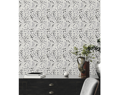 Miljöbild med mönstrad tapet med blad- och bärmotiv