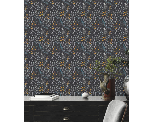 Tapet med blad och blommönster i en interiör