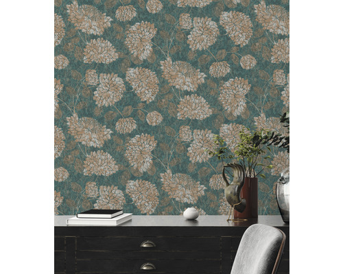 Tapet med blommönster på en vägg.