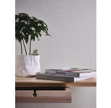 Närbild av ljus non-woven tapet med textil struktur på en vägg