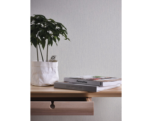 Närbild av ljus non-woven tapet med textil struktur på en vägg