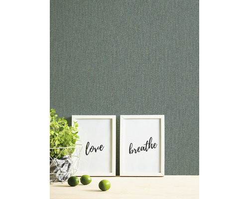 Närbild av en grå textil tapet med två bilder, en växt och limefrukter