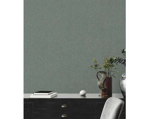 Textiltapet i vardagsrum med byrå och dekoration