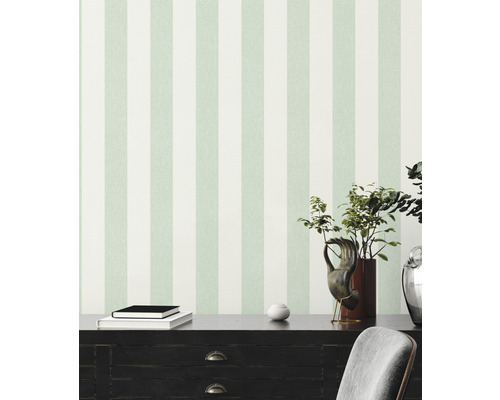 Väggdekoration med tapet med randigt mönster