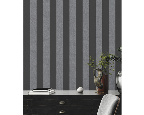 Närbild av en vägg med randig tapet för inomhusbruk