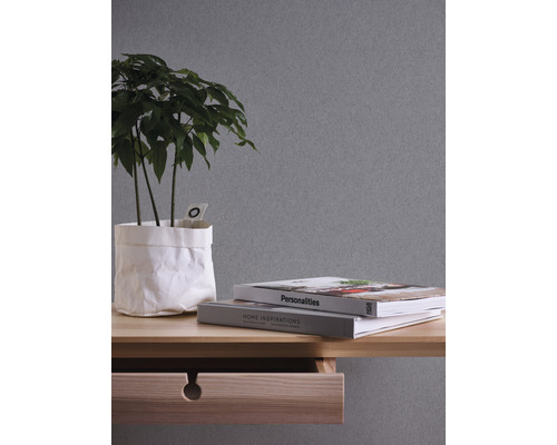 Dekorativt arrangemang med växt, böcker och träskrivbord