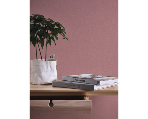 Dekorativ interiör med krukväxt och böcker på ett träbord